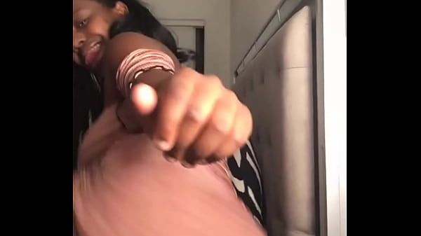 Baila sexy y ense&ntilde;a su vagina y el culito