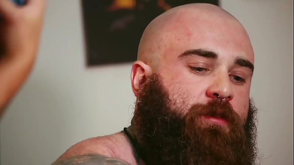 FOT&Oacute;GRAFA ATRAI HOMENS PARA SEU APARTAMENTO E DEPOIS TRANSA COM ELES PARA SEU PROJETO DE ARTE