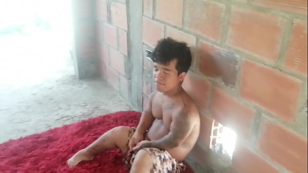 el enano muy agradecido por el detalle que le di me da una rica mamada y una buena follada hasta correrse en mi cara