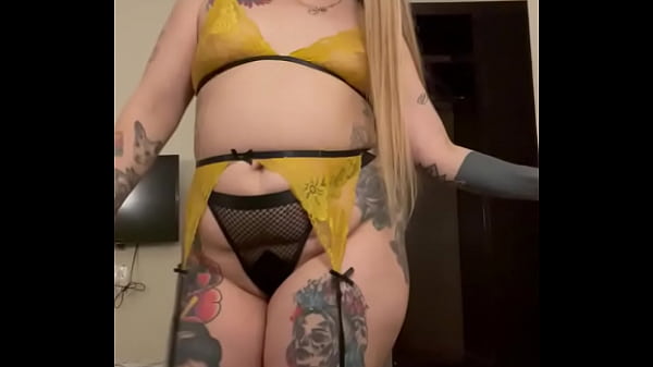 מפלרטטת עם סט צהוב סקסי אחלה של טיזינג אלינה מודליסטה