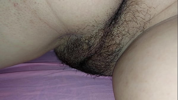 Jugando con el Co&ntilde;o de mi hermanastra Bajo las Sabanas  