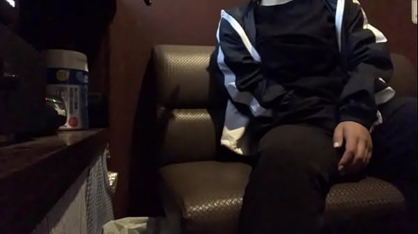 部屋におか◯さんいてオナニーできないからわざわざカラオケにいってクリトリスをいじってオナニーする可愛い女子◯生。