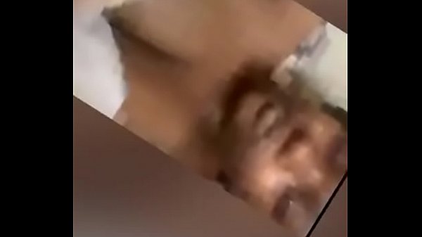 Chica enseando tetas