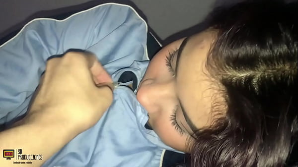 Mi hermanastro me folla el co&ntilde;o mientras vemos una pel&iacute;cula HL