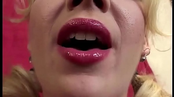 Hun og hendes k&aelig;reste elsker RPG'er - denne g&aring;r fra en ung, k&aring;t pige til en anal kn&aelig;kkede lue ... med str&oslash;mper og h&oslash;je h&aelig;le