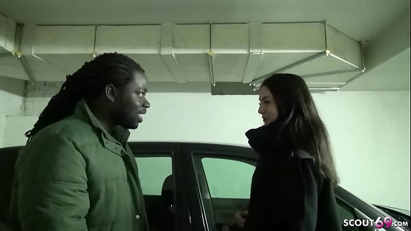 Schwarzer Typ mit MEGA Schwanz fickt junge Stundentin in Tiefgarage in Berlin