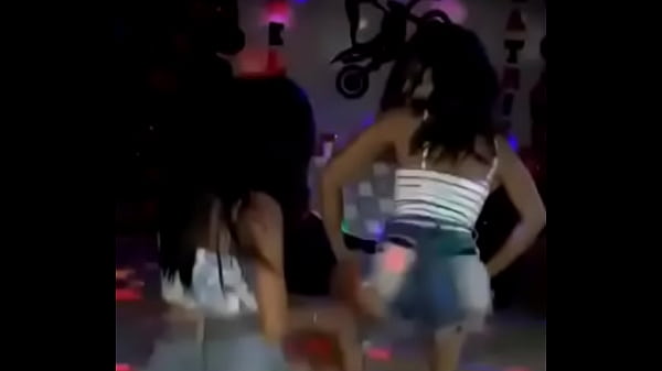 Fico de quatro e o bumbum mexendo  