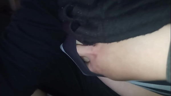 vecinita puta entra a mi casa y la muy trola termina haciendome rica paja hasta el final sacando semen caliente  