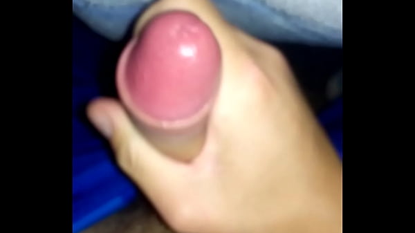 Novinho batendo um punhet&atilde;o