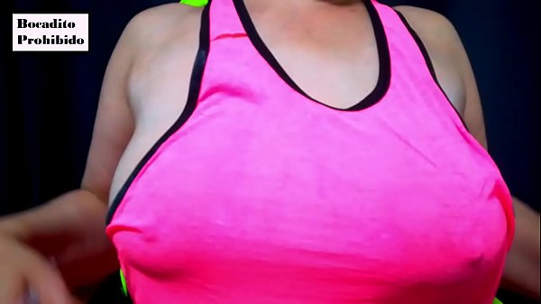 Milf jugando con sus tetas  