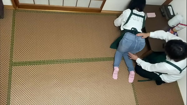 「あ、そこ&hellip;だめ&hellip;。」バイトの休憩室でバイトリーダーにマッサージしてあげるよと言われて、段々とおまんこに、、