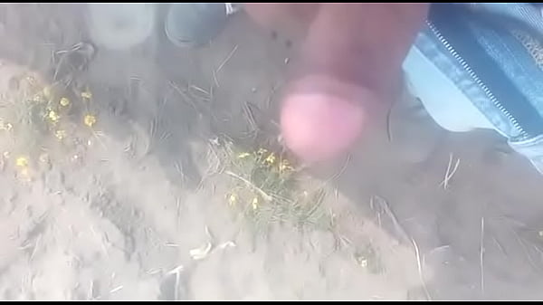 Primo jalandosela al aire libre 