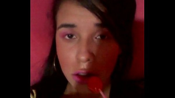 Morena Chupando um pirulito e provocando