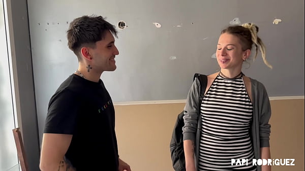 Hermosa chica italiana Eva Fay viene al estudio de Papi, cachonda y putita termina follada trag&aacute;ndose toda la leche