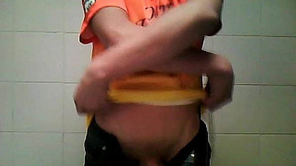 masturbandose en el ba&ntilde;o