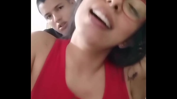 Mostr&aacute;ndole a mi esposo lo que me hace su mejor amigo cuando el no est&aacute; en casa