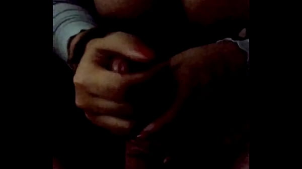 Haciendole una paja a mi mejor amigo  