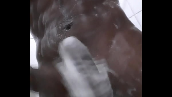 Novinho no banho todo ensaboado safado preto dotado volume grande gozando na sua boca