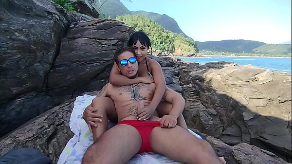 Fodi a gostosa Soraya castro na praia gozei na bucetinha dela quase fomos pegos completo no red e sheer exclusivo 