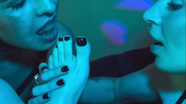 BIA ROMAN & XDEMONICA: FOOT WORSHIP 