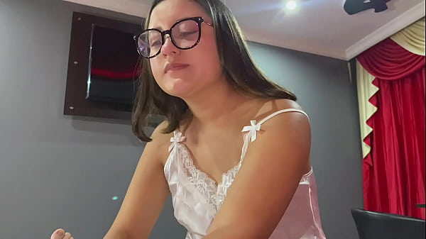 Compartiendo cama con mi t&iacute;a madrastra, llevo al sexo accidental en un viaje familiar.