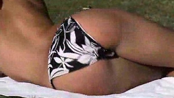 Amateur Giovanni Strips Off Her Bikini To Sunbathe