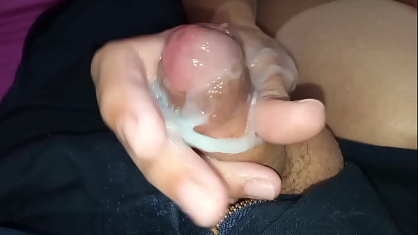 mamita me sorprende viendo pornografia y decide pajearme ella misma hasta sacarme semen caliente