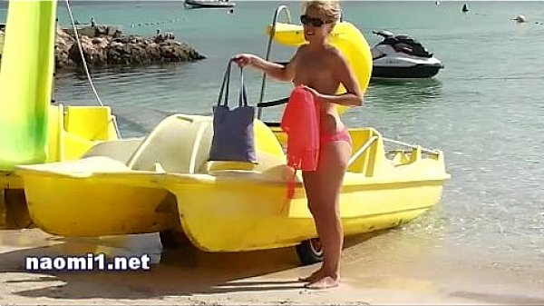 Nico ejacule sur les jambes de Naomi1