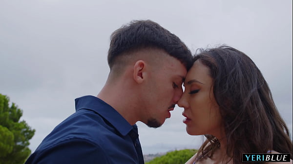 Se folla a la mujer de su hermano en supropia casa