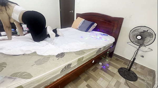 Vecina solitaria se masturba en su cuarto esperando el A&Ntilde;O NUEVO  