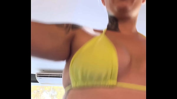 Na academia de frente da praia do Guaruj&aacute; quase fui expulsa !Porque entrei de biqu&iacute;ni fill dental transparente! Eu fiquei muito excitada vendo os macho olhando pra minha buceta com piercing