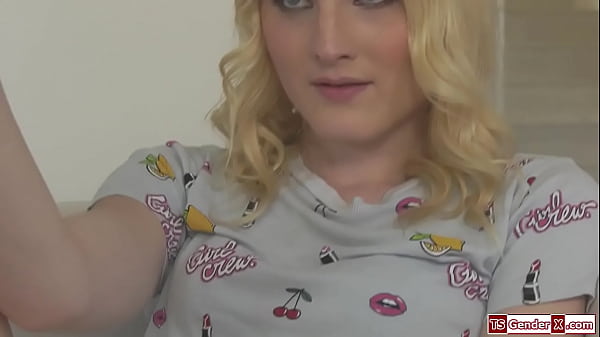 Small tits shemale Jenny Flowers receives her bf with a boner and he gives the ts a blowjob.The blonde trans sucks his dick and then shes barebacked 