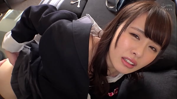 ハメ撮り　電マで感じる18歳の美人jk。背面騎乗位での激しい動きに思わず絶頂寸前。 制服女子 ギャル ミニスカート 純白 生足 顔出し 美尻 フェラチオ