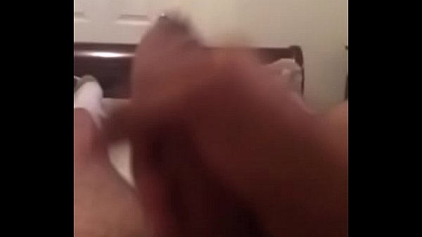 Se pajea en su cuarto 