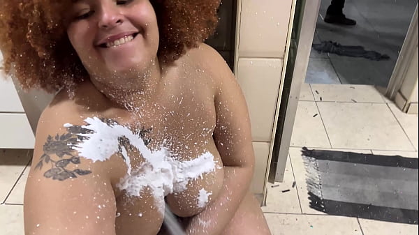 Rubi Antonelli a ninfeta BBW leva banho de chantilly no rabo gigante