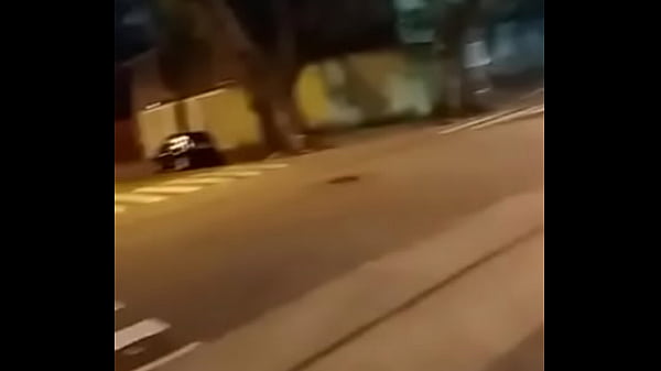 Soraya shemale dotada ativa exbindo pau em publico