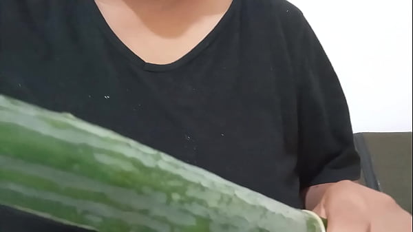 Milf gorda bbw se introduce un pepino por la panocha