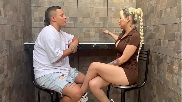 Entrevista a rubia cachonda de tetas grandes