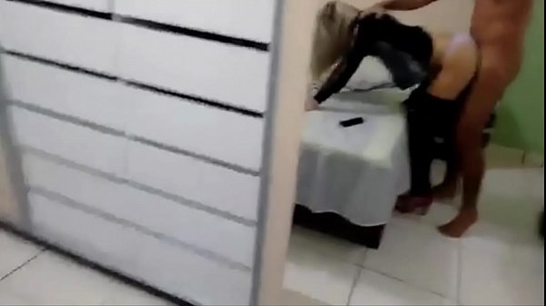 Gostosinha novinha dando no horario de almo&ccedil;o para amigo