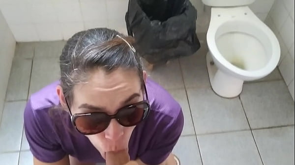 Sexo com estranho em banheiro p&uacute;blico masculino, quase fomos pegos e isso me deixou com mais tes&atilde;o ainda