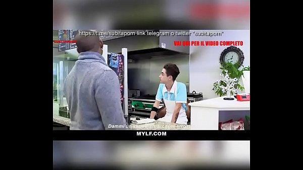 Cuoco insegna le buone maniere alla cliente