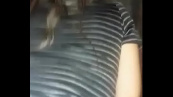 branquinha de m. no quintal sentando na vara  