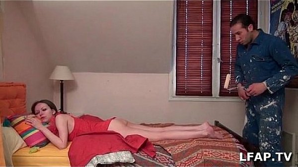 La maitresse suce le peintre en batiment avant de se faire manger la chatte