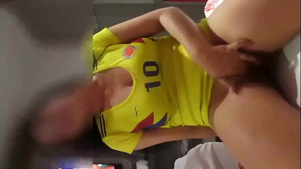 Con sus manos llega al orgasmo, con la camisa de mi equipo del alma