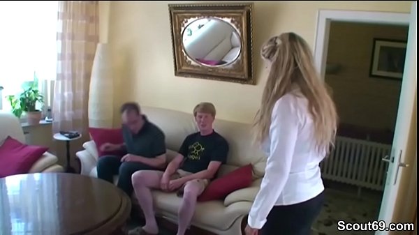 Mutter fickt ueberredet zwei Freunde der Tochter zum Ficken