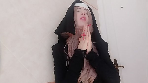 Chantal does not stop praying: even while peeing and farts