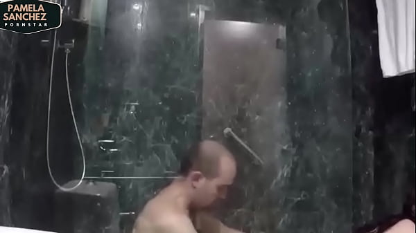 Juegos sexuales en la ducha. para ver m&aacute;s juegos