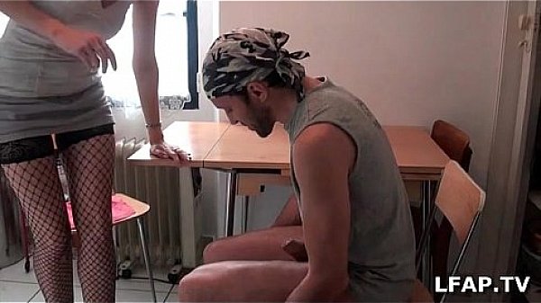 Chaude blonde suce une queue dans son appartement