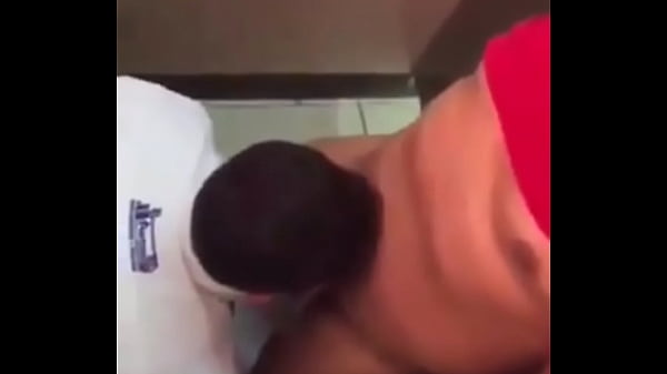 macho vergon se la deja chupar a putito