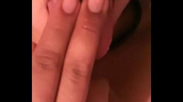 Le encanta lenguetear sus tetas y meterse sus deditos